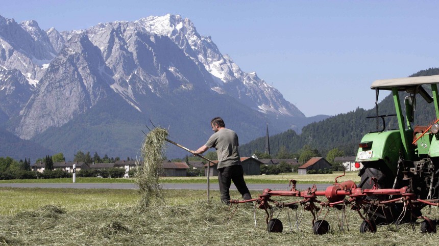 Sommer in Bayern: Landwirt bei der Arbeit, 2006