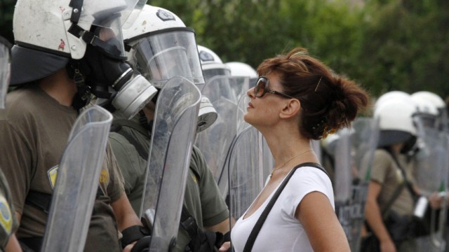 Generalstreik in Griechenland: Der sechste Generalstreik dieses Jahr hat erneut weite Teile Griechenlands lahmgelegt. In Athen kamen etwa 15.000 Demonstranten zusammen. Die Mehrheit der Griechen sieh aber die Notwendigkeit der Sparmaßnahmen.