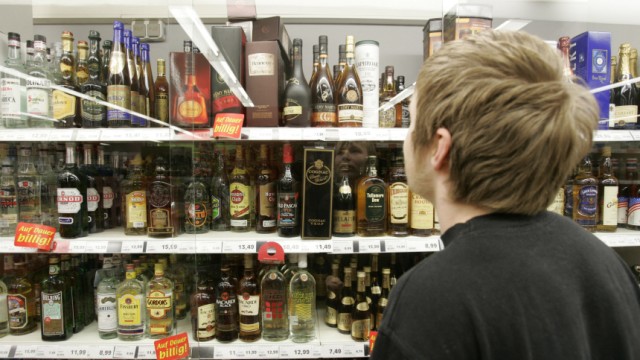 Drogen-Studie: Dass Alkohol omnipräsent ist, trägt zu seiner Gefährlichkeit bei.