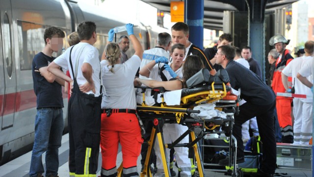 Hitze-Chaos bei der Bahn: Helfer versorgen am Samstag im Bahnhof Bielefeld Schüler, die in einem ICE wegen defekter Klimaanlage kollabiert waren. Nun ermittelt die Bundespolizei wegen fahrlässiger Körperverletzung gegen die Bahn.