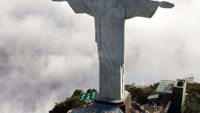 Fußball-WM 2014: Am Fuß der Christus-Statue in Rio wird bereits für die WM 2014 geworben.