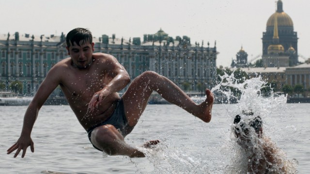 Badeunfälle in Russland: Idyllischer Badespaß in St. Petersburg. Erschreckend oft jedoch haben solche Szenen in Russland tödliche Folgen - weil viele Menschen sturzbetrunken ins Wasser steigen.