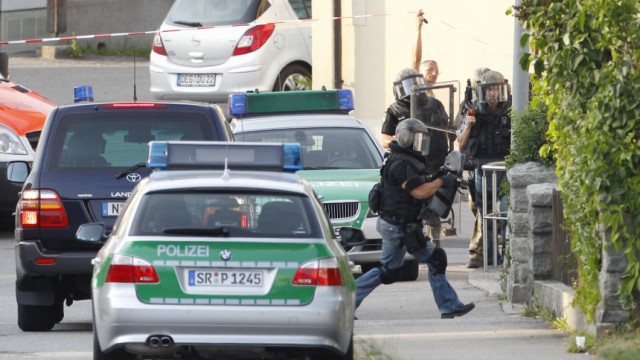 Niederbayern: Beamte einer Spezialeinheit der Polizei stürmen in Viechtach das Haus, vor dem eine schwerverletzte Frau gefunden wurde, die später ihren Verletzungen erlag. Der Täter wurde im Haus gefunden - ebenfalls tot.