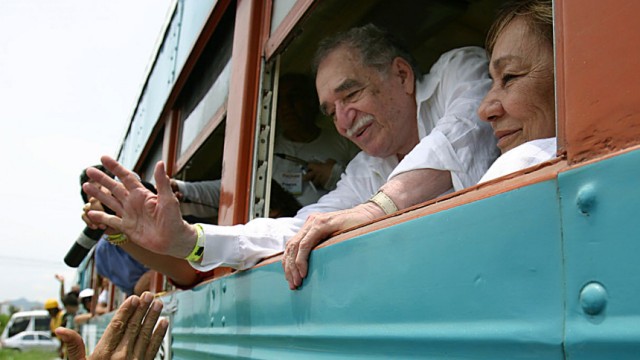 Gedächtnislücken bei Gabriel García Márquez: Es ist ein Abschied auf Raten: Gabriel García Márquez, hier neben seiner Frau Mercedes im Zug nach Aracataca, seiner Geburtsstadt und Vorlage für das fiktive Macondo, wird als Autor nicht zurückkehren.