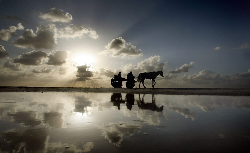 Reiter im Sonnenuntergang am Strand von Gaza