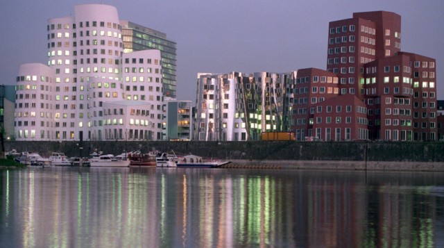 Neuer Zollhof in Düsseldorf mit Bauten des Architekten Frank Gehry, 1999