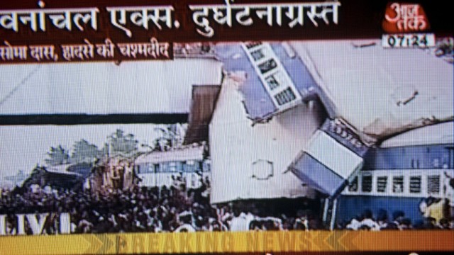 Zusammenstoß im Bahnhof: In an image grab taken from Aaj Tak television Indian bystanders and rescue officials crowd the scene of a train accident at Saithiya, some 250kms north of Kolkata on July 19, 2010.  Forty-eight bodies have been pulled from the wreckage of two trains in eastern India that collided in the early hours of Monday and more casualties are expected, a railway official told AFP.   RESTRICTED TO EDITORIAL USE   AFP PHOTO/HO/AAJ TAK TV