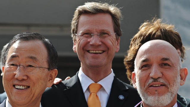 Afghanistan-Konferenz: Guido Westerwelle neben Afghanistans Präsident Hamid Karsai (rechts) und UN-Generalsekretär Ban Ki Moon: Das Ende des Tunnels oder doch nur das Licht am Ende des Tunnels?