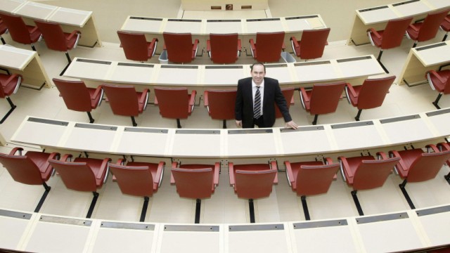 Freie Wähler im Landtag: Auch nach zwei Jahren sind die Freien Wähler noch vor allem eine Ein-Mann-Show. Einziger Darsteller: Fraktionschef Hubert Aiwanger.