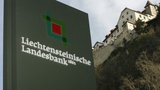 Geldversteck Liechtenstein: Das Logo der Liechtensteiner Landesbank LLB am Fuße des Burghügels der Liechtensteiner Hauptstadt Vaduz. Aus dem  Fürstentum ist nun wieder eine Steuer-CD aufgetaucht.