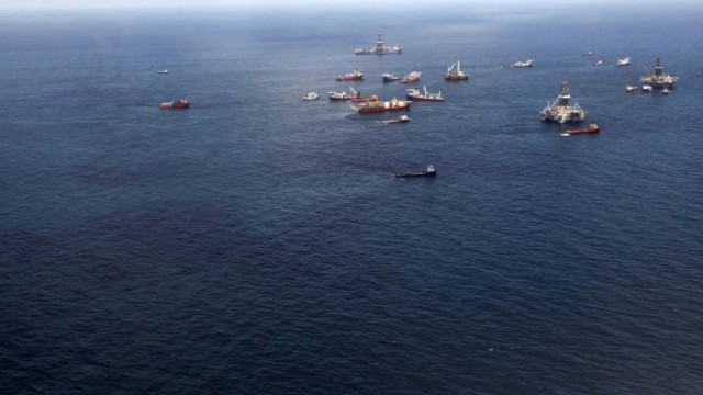 Ölpest vor der US-Küste: Schiffe versammeln sich um die Unglücksstelle der Deepwater Horizon. Doch die ist nur eine Parzelle einer Matrix aus Tausenden, jede ein potentielles Fördergebiet.