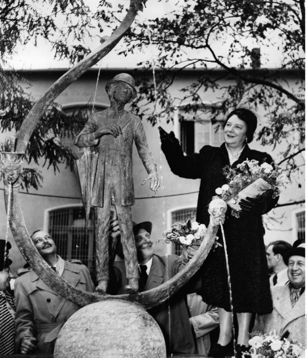 Liesl Karlstadt bei der Einweihung des Valentin-Brunnens, 1953 | Liesl Karlstadt