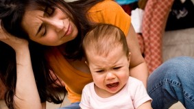 Mutter und Baby Mutter und Baby, Spielen, Weinen, unhappy baby, child, children Postnatale Depression nach der Geburt