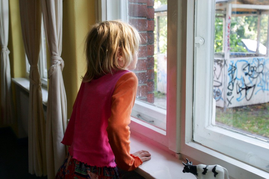 Debatte um neue 'Unterschicht' - Kind am Fenster
