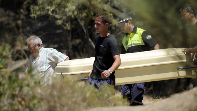 Spanien: Mitarbeiter der spanischen Guardia Civil bergen den Leichnam des fünfjährigen Jungen aus Nordrhein-Westfalen, der seit Tagen im Süden Spaniens vermisst wurde.