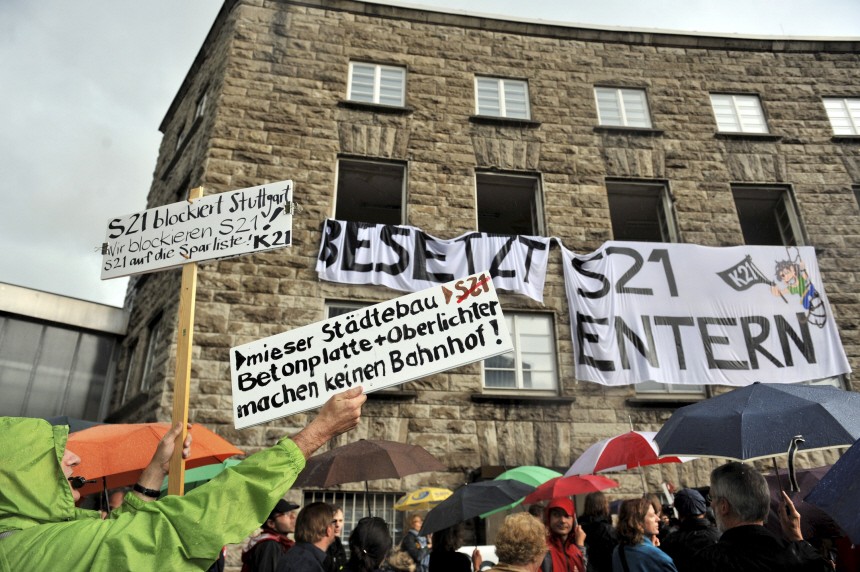 Stuttgart 21 Gegner besetzen Bahngebäude