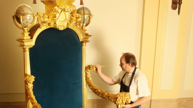 Freemasons Unveil The Restored Throne Of King George IV