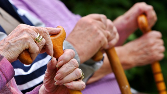 Senioren im Park -  Nullrunde für Rentner