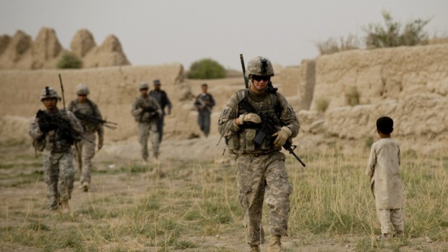 Afghanistan: Ein afghanischer Junge beobachtet US-Soldaten in der Provinz Kandahar. Rund 150.000 Soldaten sind in der Region stationiert.
