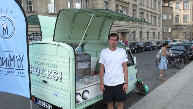 Innovative Geschäftsideen in Berlin: Matthias Schwach verkauft tiefgekühlten Joghurt aus seinem motorisierten Dreirad heraus. Feierabend ist, wenn Eis und Toppings alle sind.