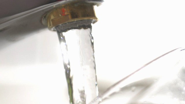 Seehofer kuendigt bundesweiten Uran-Grenzwert fuer Trinkwasser an