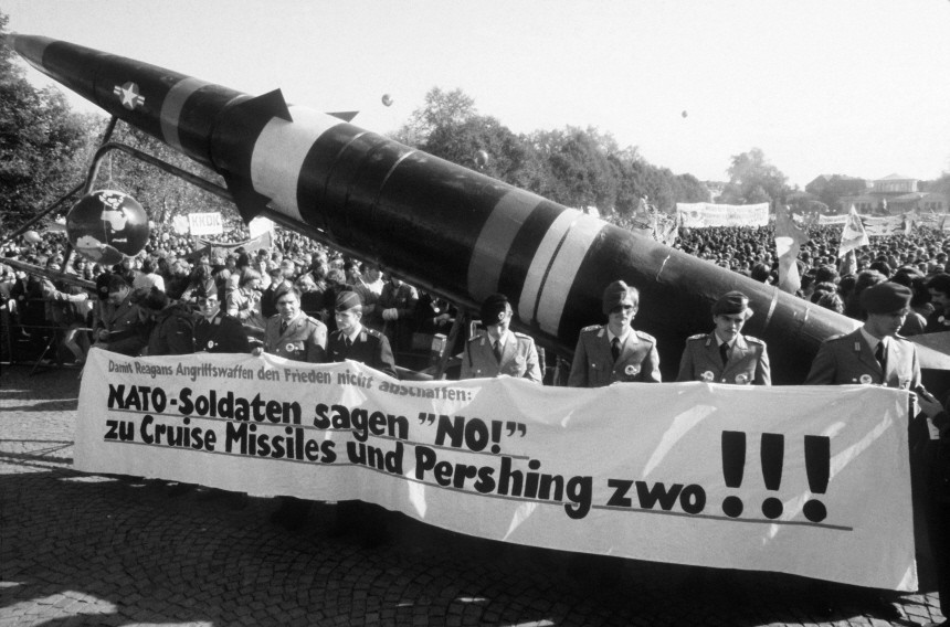 Bundeswehrsoldaten auf einer Friedensdemonstration gegen die Nato-Nachrüstung, 1983
