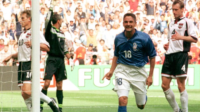 Fußball: Italien erneuert sich: Als Spieler war Baggio ein Freigeist, ein Kreativkönner erster Klasse - hier eines seiner WM-Tore im Spiel gegen Österreich 1998.