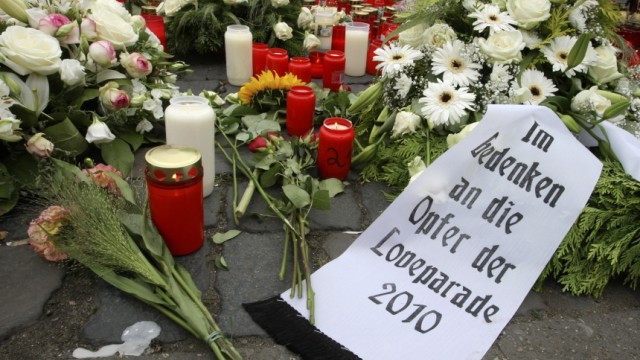 Mein Deutschland: Kerzen und Blumen befinden sich in Duisburg an der Stelle, an der am Samstag, 24. Juli 2010, eine Massenpanik bei der Loveparade ausgebrochen war.  21 Menschen starben.