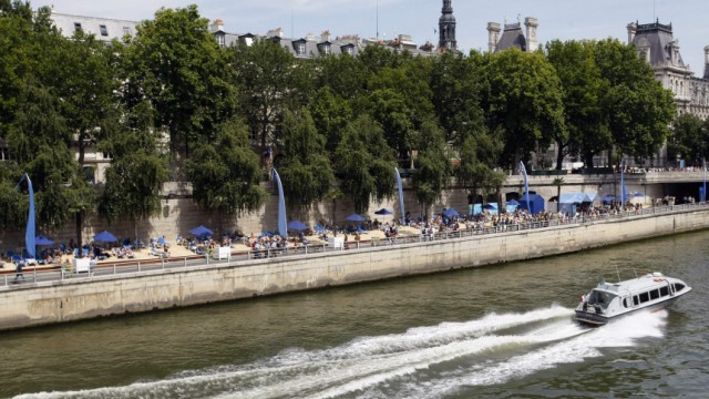 Reise-Trends in Metropolen: Paris Plage, der aufgeschüttete Stadtstrand an der Seine.