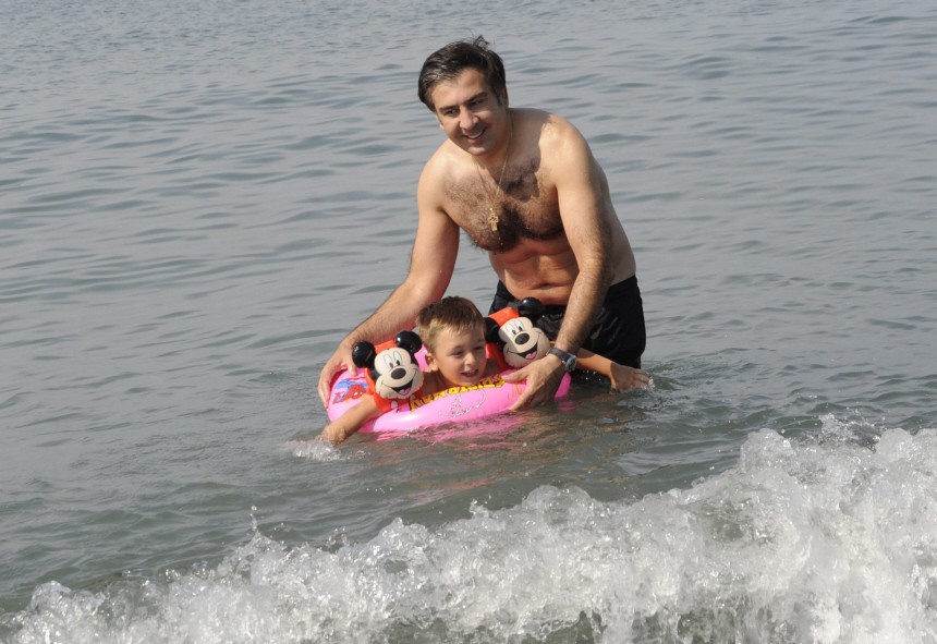 Georgischer Präsidentl Saakaschwili mit Sohn im Urlaub