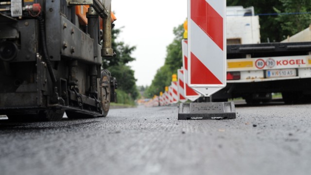 Straßen in München: Derzeit wird der lärmmindernde Flüsterasphalt in der Wasserburger Landstraße aufgebracht.