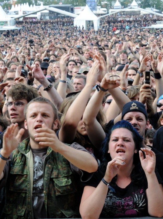Besucher beim Heavy Metal Festival in Wacken