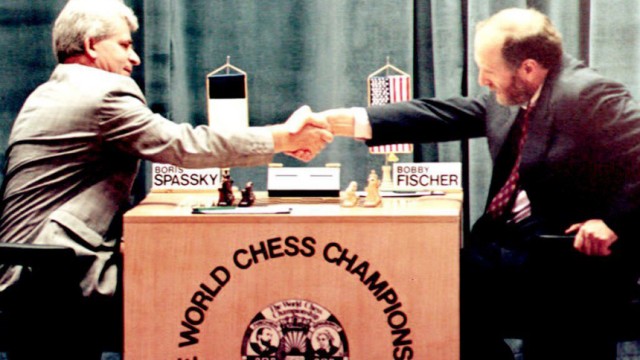 Die großen Erbfälle: Geld - Macht - Hass: Die Schachgenies Boris Spasskij (links) und Bobby Fischer bei der Neuauflage ihres Weltmeisterkampfes in Jugoslawien. Fischer gewann die Partie erneut. Nach seinem Tod wollen zwei Frauen einen Anteil an seinem Nachlass von 1,6 Millionen Euro.