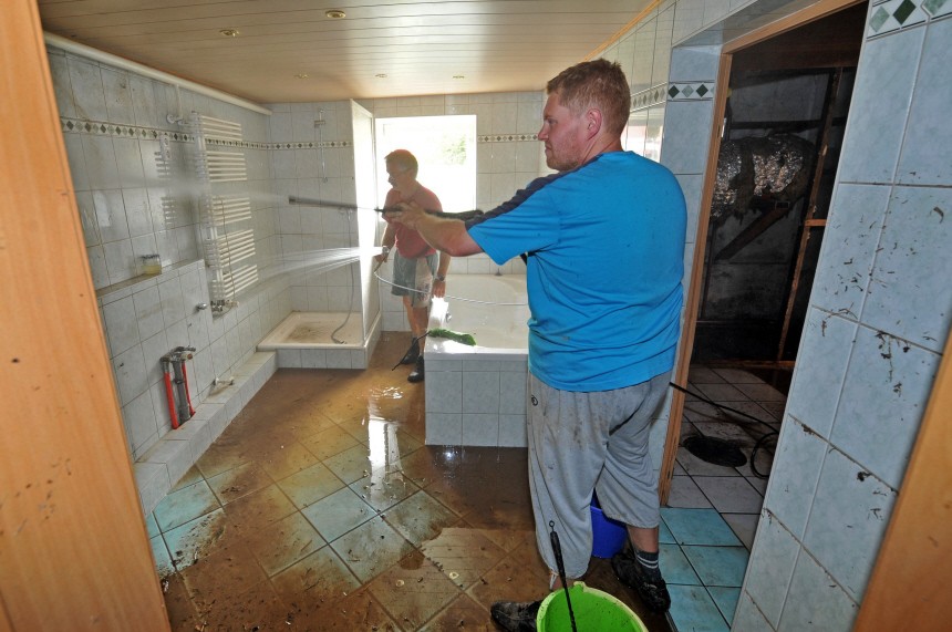 Aufäumarbeiten nach der Überflutung