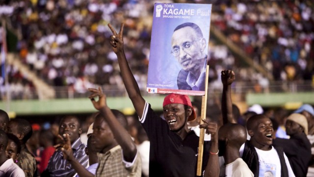 Präsidentenwahl in Ruanda - Feiernde Kagame-Anhänger