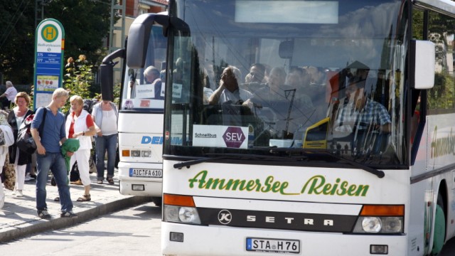 S7: Ersatzverkehr: Der Bus nach Höllriegelskreuth hätte um 20:09 Uhr fahren sollen, doch die Fahrgäste warteten vergebens.