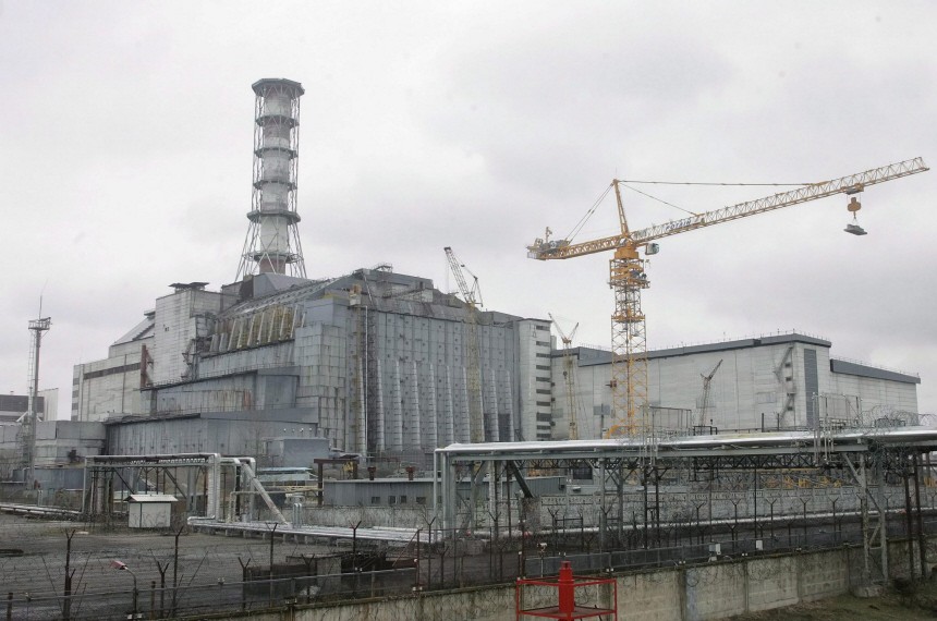 Der mit einer Betonhülle umschlossene Unglücksreaktor von Tschernobyl, 2006