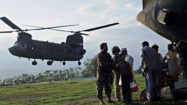 Pakistan: USA stocken Hilfe auf: US-Hilfe bei der Rettung pakistanischer Flüchtlinge: Statt mit sechs wollen die Amerikaner nun mit 19 Helikoptern Menschen retten - und damit den Taliban schaden.