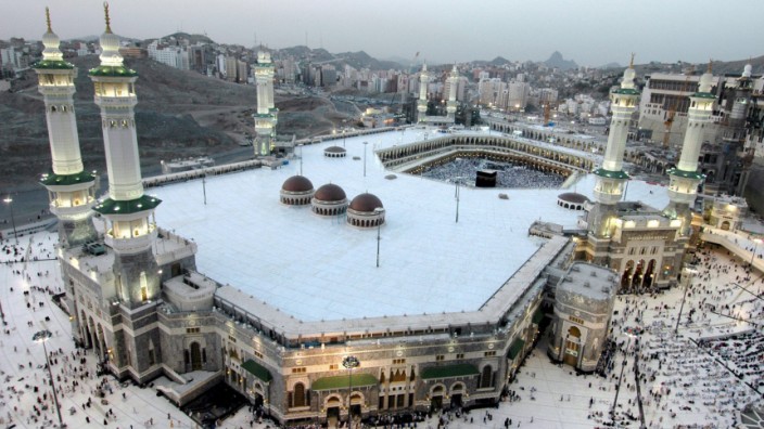 Die Kaaba im Innenhof der Al-Haram-Moschee in Mekka ist das wichtigste Wallfahrtsziel der Muslime