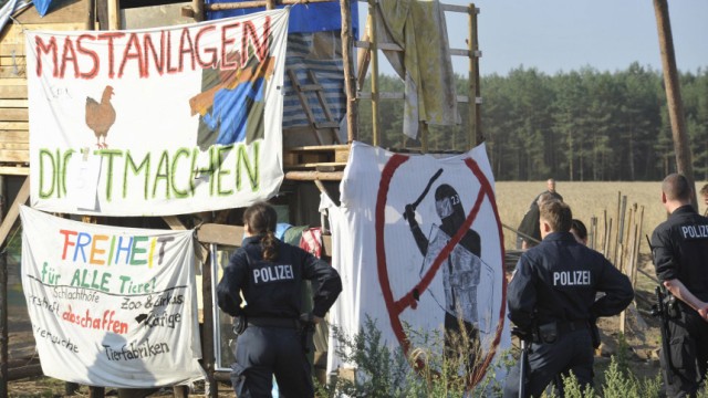 Polizei raeumt Protestcamp gegen Gefluegelschlachthof