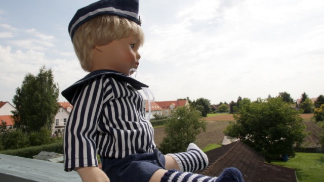Hallbergmoos: Matrosenanzüge bestellen vor allem die Bayern in der Hallbergmooser Puppenmanufaktur.