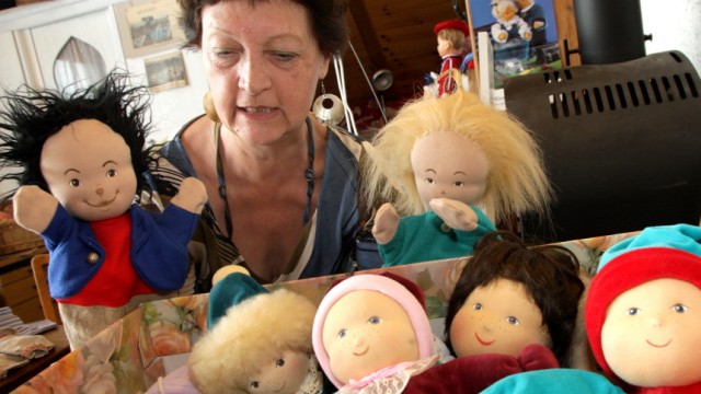 Hallbergmoos: Ihre eigenen Puppen dienen Puppenschneiderin Elisabeth Stegschuster vor allem als Modelle für die Einzelstücke, die sie anfertigt.