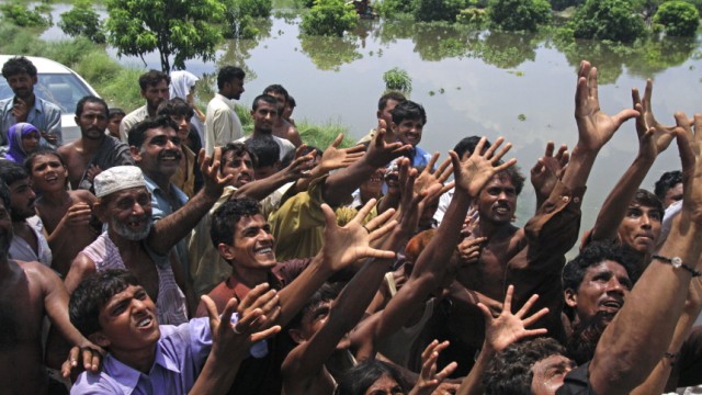 Flutkatastrophe in Pakistan: Die Überlebenden der Flutkatastrophe versuchen, die raren Hilfgüter zu ergattern - den Glauben an ihre Regierung haben sie längst verloren.