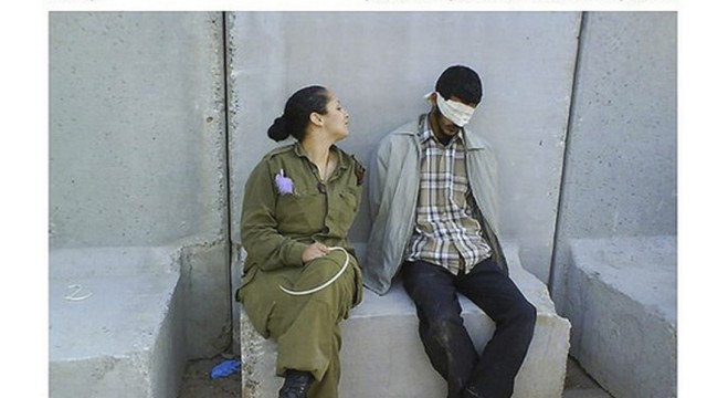 Nahost-Konflikt: Dieses Foto stammt von einer israelischen Bilder-Plattform und wurde ursprünglich auf den Seiten des sozialen Netzwerks "Facebook" veröffentlicht. Es zeigt die ehemalige Soldatin Eden A. und einen palästinensischen Gefangenen.