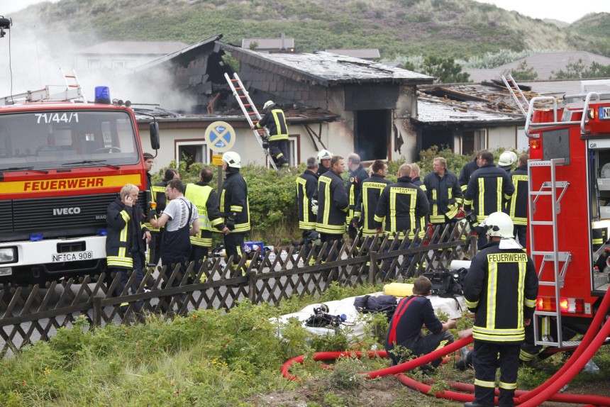 Hunderte Feuerwehrleute bekaempfen Braende auf der Insel Sylt, ddp