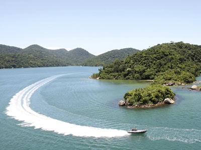 Motorbootrennen vor der Grünen Küste Brasiliens