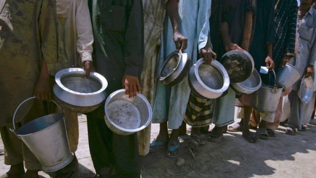 Pakistan: Flutkatastrophe: 20 Millionen Menschen sind von der Flutkatastrophe in Pakistan betroffen. Bis zu 15 Milliarden Dollar könnte der Wiederaufbau kosten.