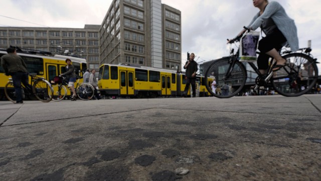 Alexanderplatz soll Teflon-Beschichtung gegen Kaugummis bekommen