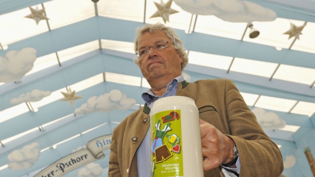 Kabarettist Polt haelt Wiesn-Krug aus Stein für ungeeignet zum Trinken