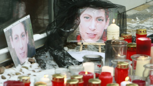 Prozess: Lehrerin erstochen: Nach dem Mord an Heike B. im Dezember 2009 erinnern Bilder und Kerzen an die Lehrerin.